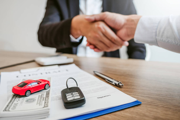 Sale agent handshake deal to agreement successful car loan contr - Фото, изображение
