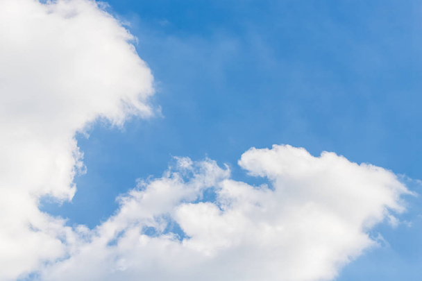 Hermosas nubes suaves suaves blancas sobre un fondo azul del cielo
 - Foto, Imagen