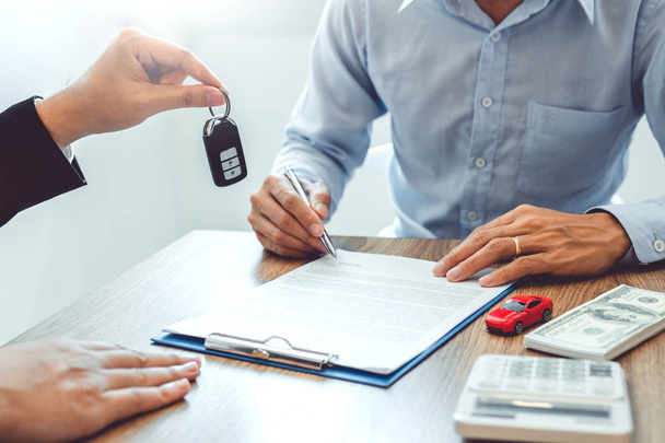 Sale agent giving Car key to customer and sign agreement contrac - Zdjęcie, obraz