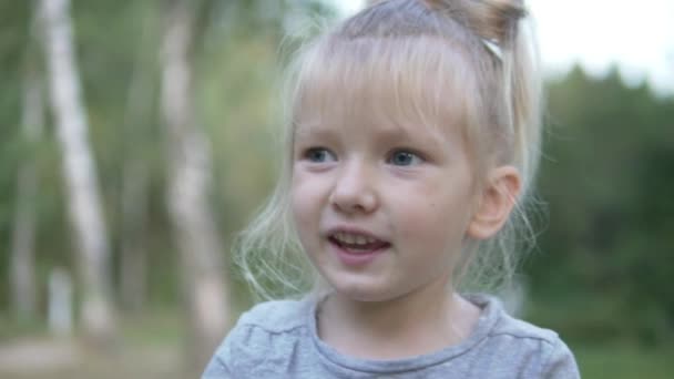 Zblízka na tvář malé nádherné dívky - Záběry, video