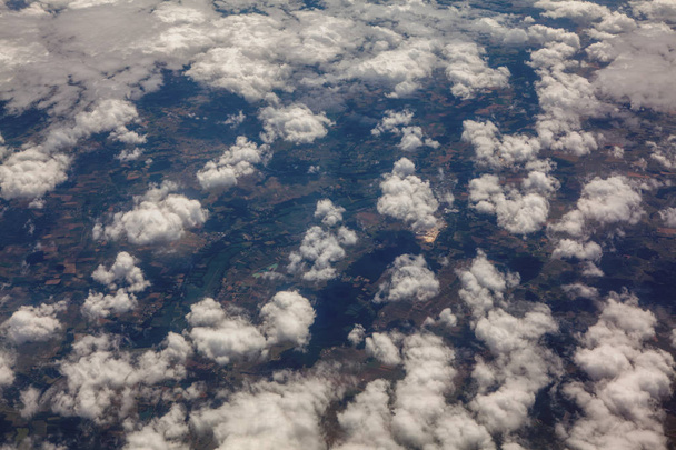 Luchtfoto van wolken over het land  - Foto, afbeelding
