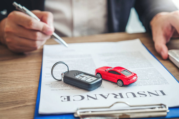 Sale agent  deal to agreement successful car loan contract with  - Фото, зображення