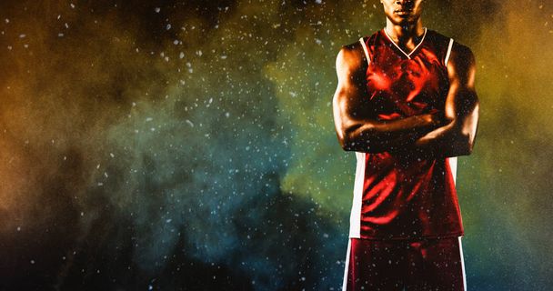 Basketballspieler gegen das Verspritzen mit gelbem Farbpulver - Foto, Bild