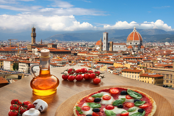 Florencia con Catedral y pizza típica italiana en Toscana, Italia
 - Foto, Imagen
