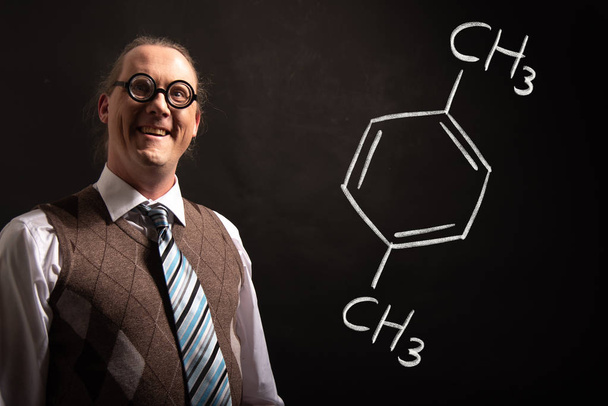 Profesor prezentuje ručně nakreslený chemický vzorec xylenu - Fotografie, Obrázek