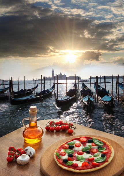 Pizza italiana clásica en Venecia contra el canal, Italia
 - Foto, imagen