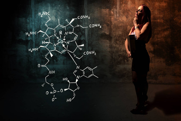 sexy Mädchen oder Sekretärin oder Studentin präsentiert handgezeichnete chemische Formel von Vitamin B12 - Foto, Bild