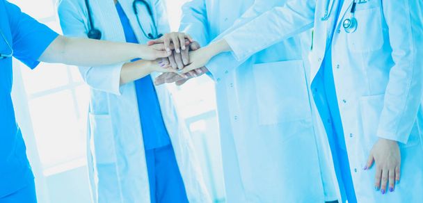 Um grupo de médicos a juntar as mãos. Close-up - Foto, Imagem