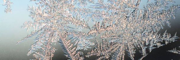Flocos de neve geada rime macro no painel de vidro da janela
 - Foto, Imagem