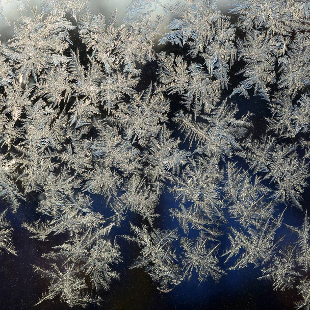 Pencere cam bölmesi üzerinde Kar taneleri don rime makro - Fotoğraf, Görsel