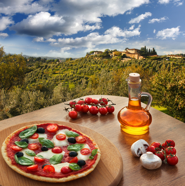 Итальянская пицца в Кьянти, знаменитый ландшафт виноградника в Италии
 - Фото, изображение