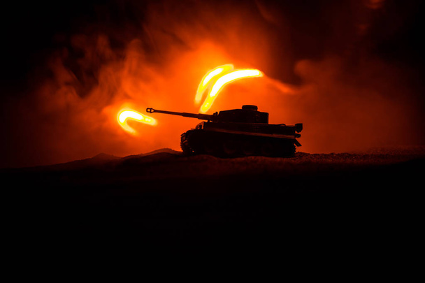 War concept. Militaire silhouetten vechten scène op oorlog mist hemel achtergrond, silhouet van gepantserde voertuig onder bewolkte skyline 's nachts. Aanvals scène. Tanks Battle. - Foto, afbeelding