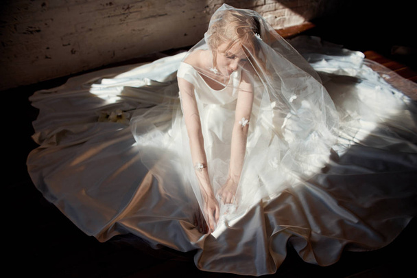 Luxusní bílé svatební šaty na těle dívky. Nová sbírka - Fotografie, Obrázek