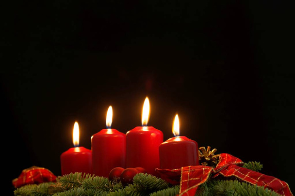 Κόκκινα κεριά από μια έλευση στεφάνι με κλαδιά ελάτων - Φωτογραφία, εικόνα