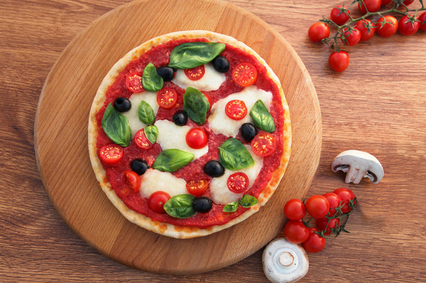 Perinteinen italialainen pizza tricolor
 - Valokuva, kuva
