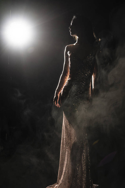 Sylwetka Szczupła, artystyczna dziewczyna ubrana w elegancki wieczór d - Zdjęcie, obraz