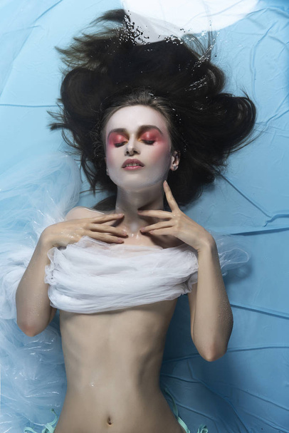 Красивая голая девушка с концептуальным макияжем в красных тонах является ли
 - Фото, изображение