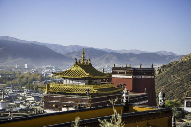 Fascinating panorama of the city of Gyandze and ancient fort in the Central Tibet. - Foto, immagini