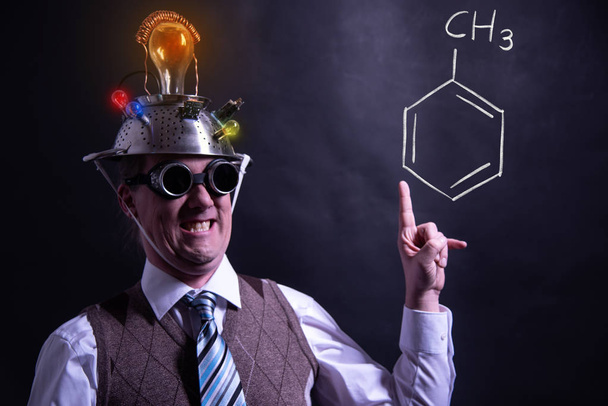 Nerd présentant une formule chimique dessinée à la main de toluène
 - Photo, image