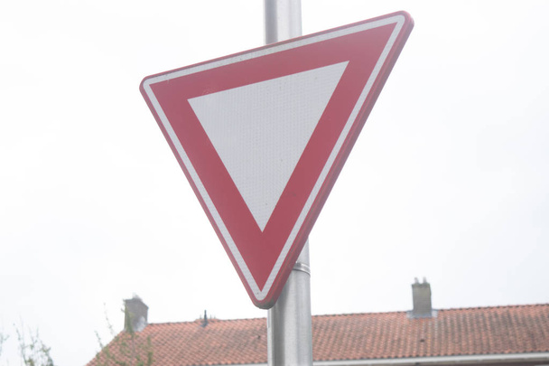 Ολλανδικό σήμα δρόμου: Δώστε προτεραιότητα - Φωτογραφία, εικόνα