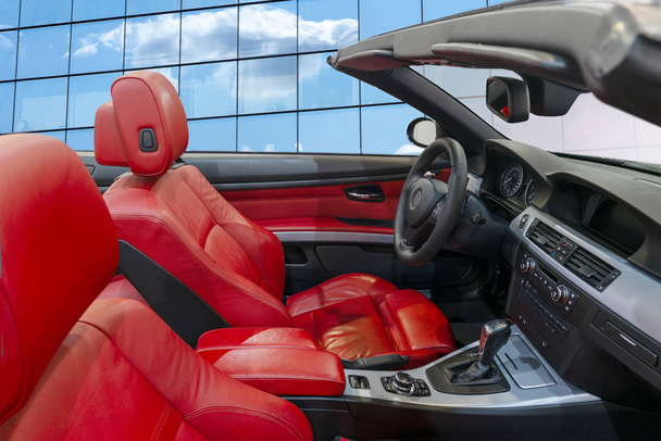 intérieur de la voiture moderne avec des sièges en cuir rouge
 - Photo, image
