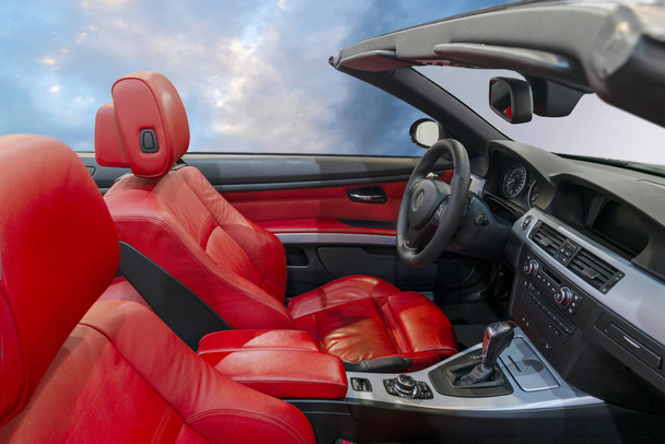 intérieur de la voiture moderne avec des sièges en cuir rouge
 - Photo, image