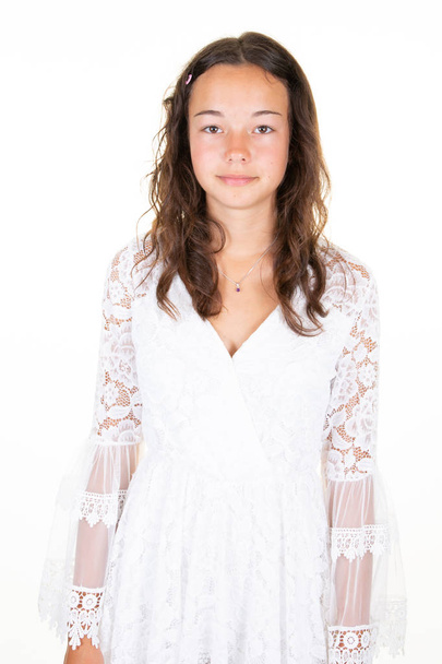 Милая студентка смотрит на камеру в платье на белом фоне
 - Фото, изображение