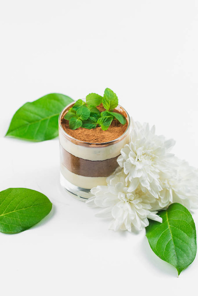 deliciosa sobremesa com hortelã fresca em um frasco de vidro
 - Foto, Imagem