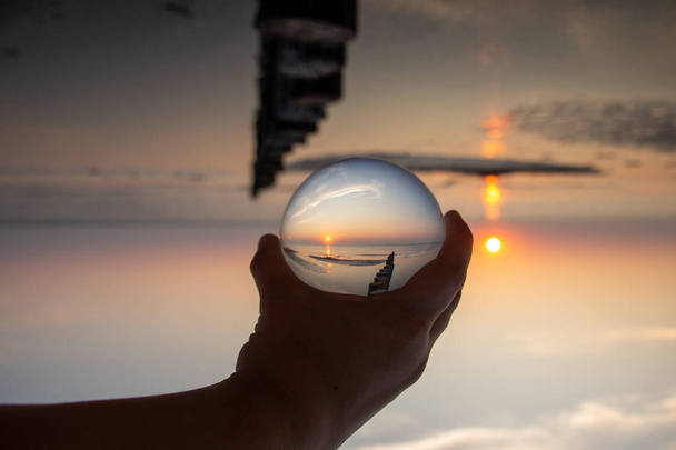 Uma bola de vidro na praia
 - Foto, Imagem