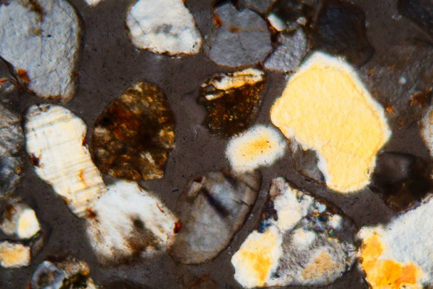 Dünnschnitt von Wüstensandkörnern unter dem Mikroskop und in polarisiertem Licht - Foto, Bild