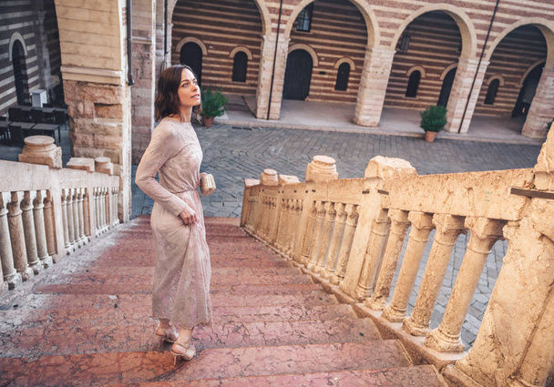 Chica joven viajando en Verona
 - Foto, Imagen