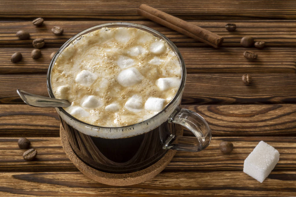Tazza di caffè naturale con cannella, latte e marshmallow al mattino
 - Foto, immagini