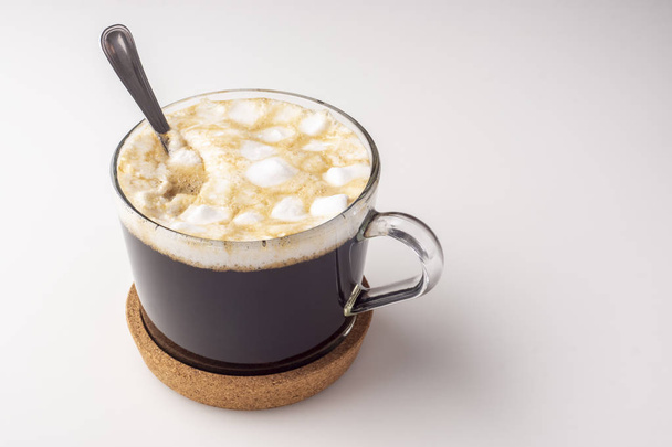 Süt ve marshmallow ile doğal kahve Fincan - Fotoğraf, Görsel