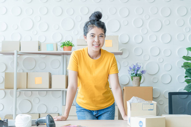 Asian Women business owner working at home with packing box on w - Zdjęcie, obraz