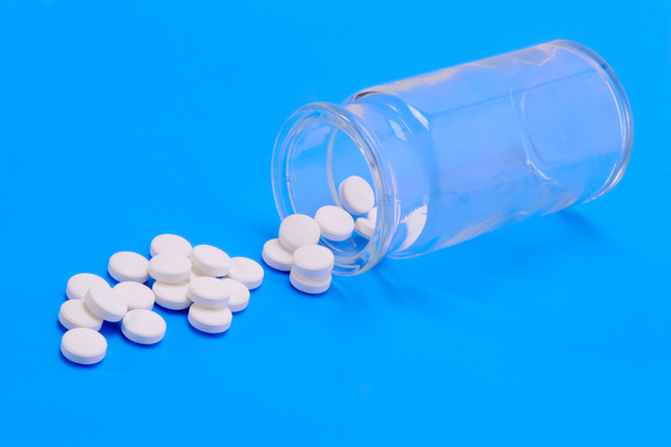 capsules morsen uit een fles geneeskunde - Foto, afbeelding