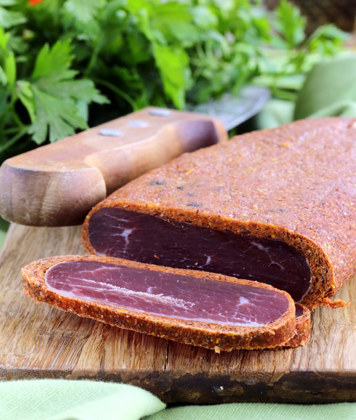 Carne stagionata - basturma in pepe caldo (paprica) su un tagliere
 - Foto, immagini