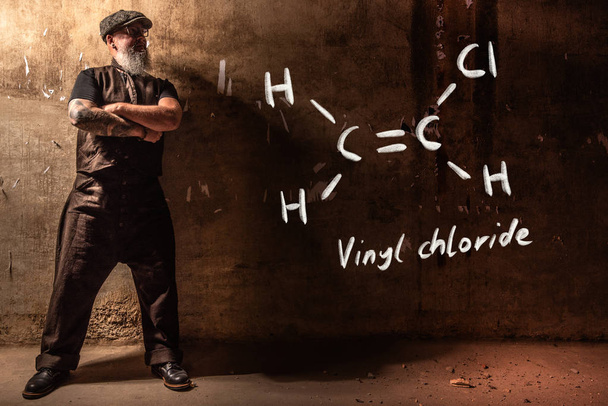 Бородатий старий представляє намальовану хімічну формулу вінілового хлору
 - Фото, зображення