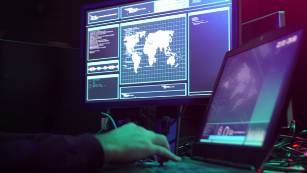 Хакери роблять криптовалютне шахрайство з використанням вірусного програмного забезпечення та комп'ютерного інтерфейсу. Блокчейн кібератака, ddos і концепція шкідливого програмного забезпечення. Підземний офіс
. - Кадри, відео