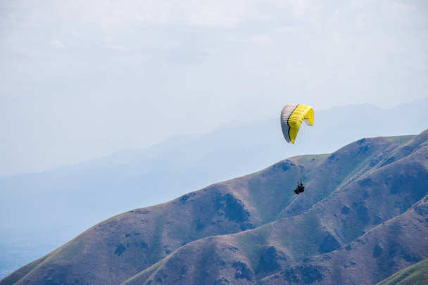 view of people paragliding at mountains of Ushkonir, Tian-Shan, Kazakhstan - Fotografie, Obrázek