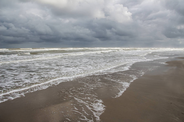 Un día tormentoso en la playa
 - Foto, Imagen