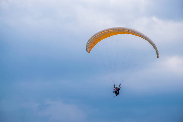 view of people paragliding at mountains of Ushkonir, Tian-Shan, Kazakhstan - Zdjęcie, obraz