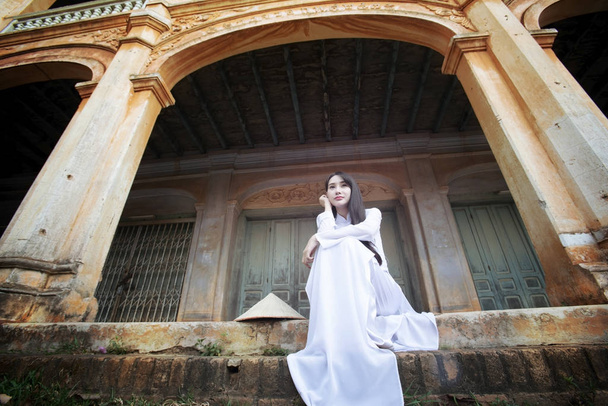 Belle femme avec la culture vietnamienne robe traditionnelle, Ao dai
,  - Photo, image