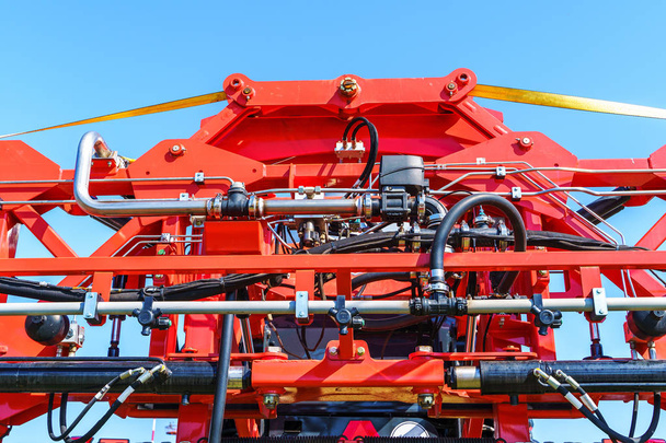 Гидравлическая система, стальные трубы, оборудование промышленного инструмента на тракторе сельскохозяйственной техники или комбайне, крупным планом
 - Фото, изображение