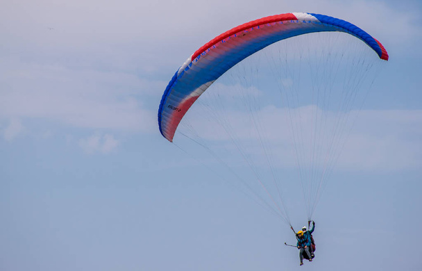 view of people paragliding at mountains of Ushkonir, Tian-Shan, Kazakhstan - Foto, afbeelding