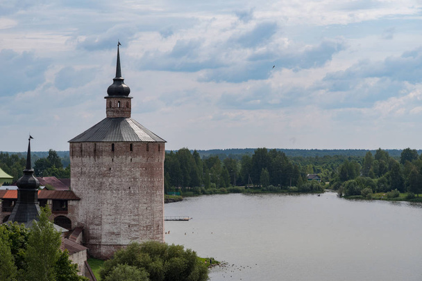 Vue depuis le clocher jusqu'au forgeron. Monastère Kirillo-Belozersky. Monastère de l'Église orthodoxe russe
 - Photo, image