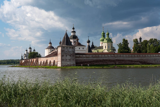  湖からキリロ・ベロツェルスキー修道院までの眺め。ロシア正教会の修道院は、ボローニャ地方のキリロフ市内に位置しています。ロシア - 写真・画像