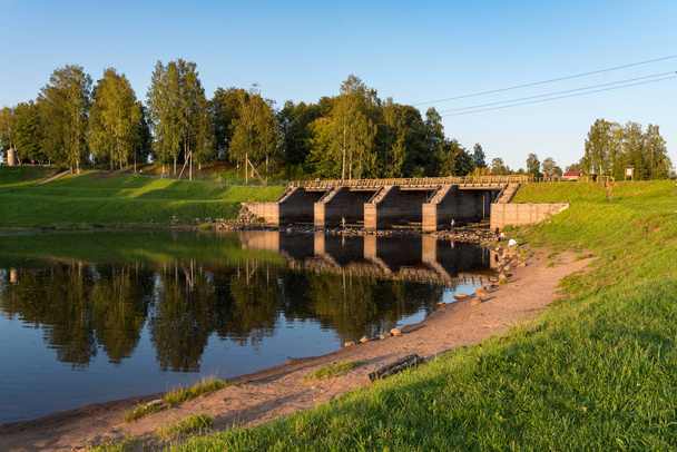 Los elementos recientemente restaurados del sistema histórico de agua Tikhvin - la esclusa de madera. Uno de los puntos de referencia de Tikhvin, Russi
 - Foto, imagen