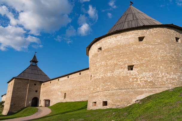 Torre da Porta e Torre Klimentovskaya da Velha Fortaleza Medieval de Ladoga na Rússia - Foto, Imagem
