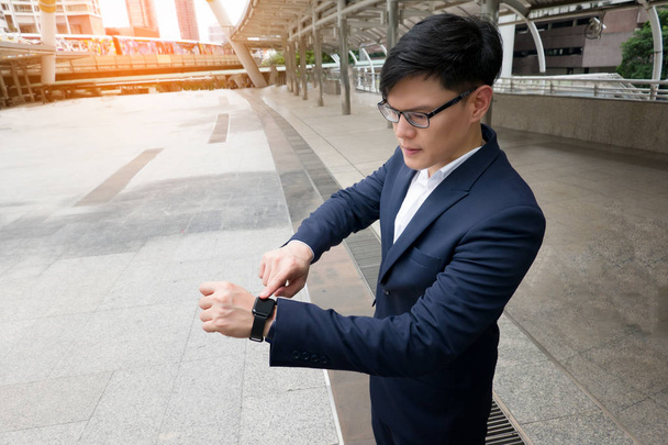 imagen recortada de manos de hombre de negocios con smartwatch
   - Foto, Imagen