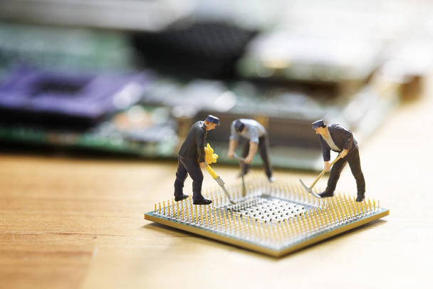 miniature people repair cpu board,teamwork and technology  - 写真・画像